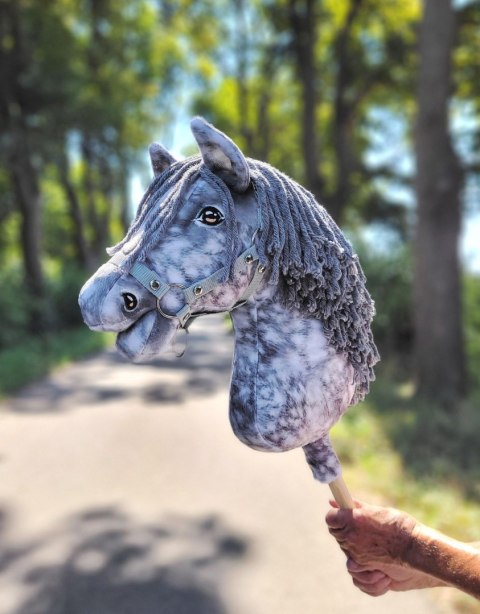 Hobby Horse Duży koń na kiju Premium - siwek jabłkowity z siwą grzywą A3 Hobby Horse Duży koń na kiju Premium - siwek jabłkowity z siwą grzywą A3