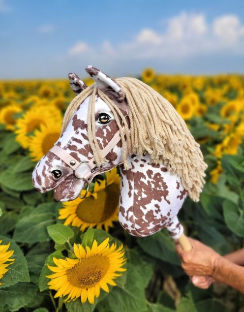 Hobby Horse Duży koń na kiju Premium - tarantowaty biało-brązowy z beżową grzywą A3 Hobby Horse Duży koń na kiju Premium - tarantowaty biało-brązowy z beżową grzywą A3