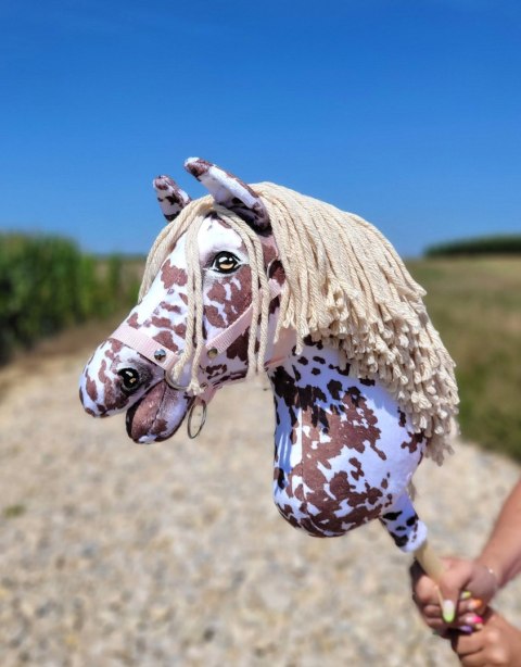 Hobby Horse Duży koń na kiju Premium - tarantowaty biało-brązowy z beżową grzywą A3 Hobby Horse Duży koń na kiju Premium - tarantowaty biało-brązowy z beżową grzywą A3
