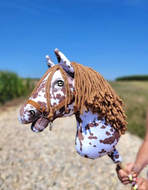 Hobby Horse Duży koń na kiju Premium - tarantowaty biało-brązowy z brązową grzywą A3 Hobby Horse Duży koń na kiju Premium - tarantowaty biało-brązowy z brązową grzywą A3