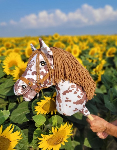 Hobby Horse Duży koń na kiju Premium - tarantowaty biało-brązowy z brązową grzywą A3 Hobby Horse Duży koń na kiju Premium - tarantowaty biało-brązowy z brązową grzywą A3