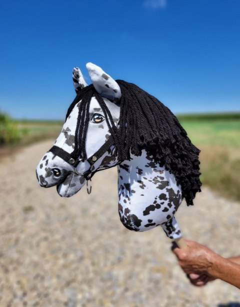 Hobby Horse Duży koń na kiju Premium - tarantowaty biało-czarny z czarną grzywą A3 Hobby Horse Duży koń na kiju Premium - tarantowaty biało-czarny z czarną grzywą A3