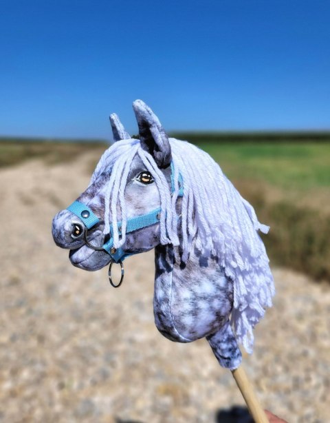 Hobby Horse Mały koń na kiju Premium - siwek jabłkowity z białą grzywą A4 Hobby Horse Mały koń na kiju Premium - siwek jabłkowity z białą grzywą A4