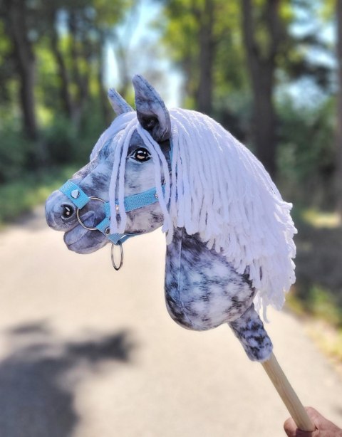 Hobby Horse Mały koń na kiju Premium - siwek jabłkowity z białą grzywą A4 Hobby Horse Mały koń na kiju Premium - siwek jabłkowity z białą grzywą A4