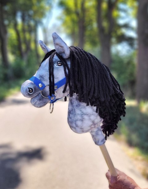Hobby Horse Mały koń na kiju Premium - siwek jabłkowity z czarną grzywą A4 Hobby Horse Mały koń na kiju Premium - siwek jabłkowity z czarną grzywą A4