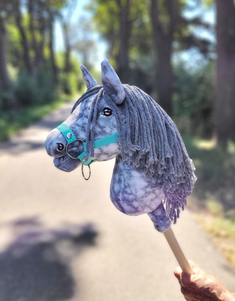 Hobby Horse Mały koń na kiju Premium - siwek jabłkowity z siwą grzywą A4 Hobby Horse Mały koń na kiju Premium - siwek jabłkowity z siwą grzywą A4
