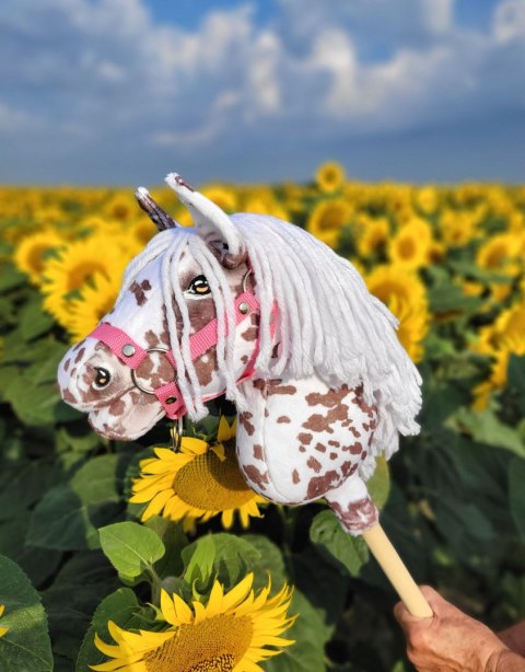 Hobby Horse Mały koń na kiju Premium - tarantowaty biało-brązowy z białą grzywą A4 Hobby Horse Mały koń na kiju Premium - tarantowaty biało-brązowy z białą grzywą A4