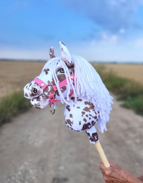 Hobby Horse Mały koń na kiju Premium - tarantowaty biało-brązowy z białą grzywą A4 Hobby Horse Mały koń na kiju Premium - tarantowaty biało-brązowy z białą grzywą A4