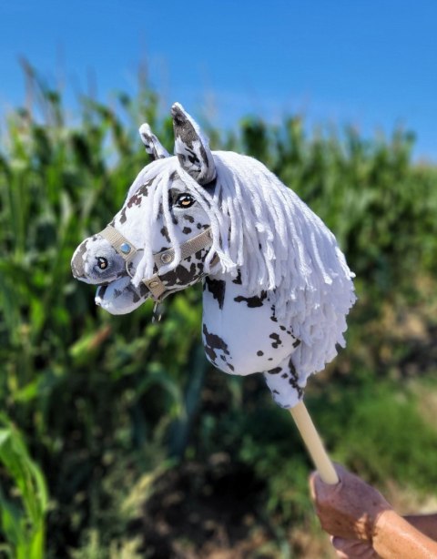 Hobby Horse Mały koń na kiju Premium - tarantowaty biało-czarny z białą grzywą A4 Hobby Horse Mały koń na kiju Premium - tarantowaty biało-czarny z białą grzywą A4