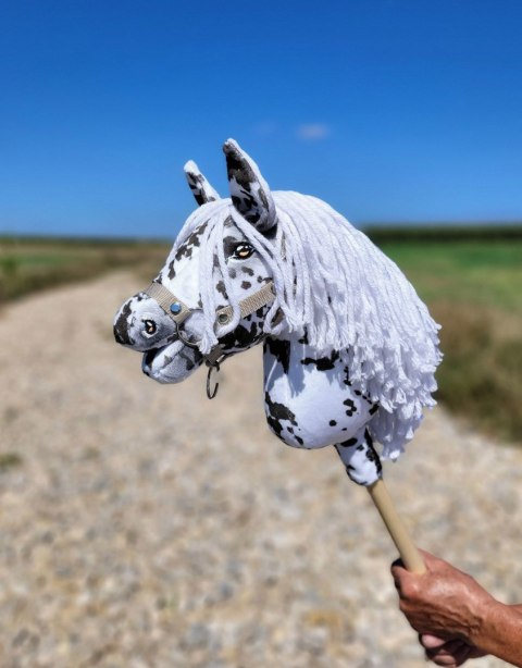 Hobby Horse Mały koń na kiju Premium - tarantowaty biało-czarny z białą grzywą A4 Hobby Horse Mały koń na kiju Premium - tarantowaty biało-czarny z białą grzywą A4