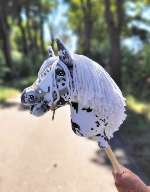 Hobby Horse Mały koń na kiju Premium - tarantowaty biało-czarny z białą grzywą A4 Hobby Horse Mały koń na kiju Premium - tarantowaty biało-czarny z białą grzywą A4