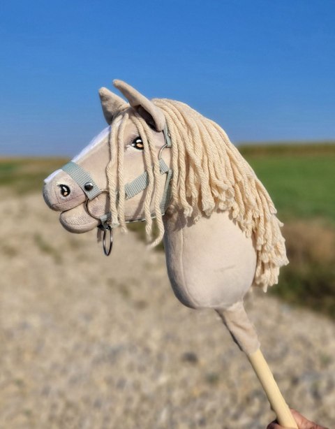 Hobby Horse Mały koń na kiju Premium - cremello A4 Hobby Horse Mały koń na kiju Premium - cremello A4