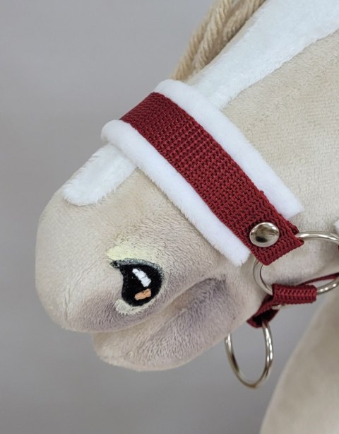 Zestaw do Hobby Horse: kantar A3 z białym futerkiem + uwiąz ze sznurka - biało-bordowy Zestaw do Hobby Horse: kantar A3 z białym futerkiem + uwiąz ze sznurka - biało-bordowy