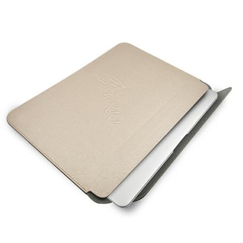 Guess Saffiano Script Computer Sleeve - Etui na notebooka 13" (złoty) Guess Saffiano Script Computer Sleeve - Etui na notebooka 13" (złoty)