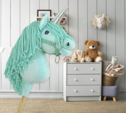 Hobby Horse Jednorożec na kiju mały miętowy z miętową grzywą i srebrnym rogiem Hobby Horse Jednorożec na kiju mały miętowy z miętową grzywą i srebrnym rogiem