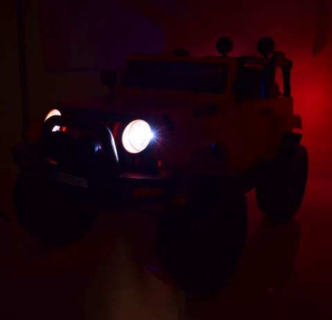 MEGA JEEP 4X4, MIĘKKIE KOŁA, MIĘKKIE SIEDZENIE, FUNKCJA BUJANIA SUPER HIT/LT828 MEGA JEEP 4X4, MIĘKKIE KOŁA, MIĘKKIE SIEDZENIE, FUNKCJA BUJANIA SUPER HIT/LT828