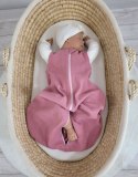 Muślinowy śpiworek dla dzieci zaokrąglony NEWBORN 0-6 mcy TOG 1.0 - róż retro