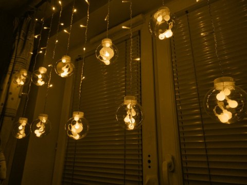 Lampki LED kurtyna kule wiszące 3m 108LED ciepły biały Lampki LED kurtyna kule wiszące 3m 108LED ciepły biały