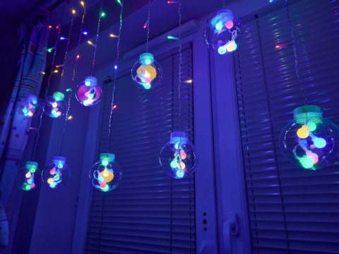 Lampki LED kurtyna kule wiszące 3m 108LED multikolor ze złączem 8 trybów świecenia Lampki LED kurtyna kule wiszące 3m 108LED multikolor ze złączem 8 trybów świecenia