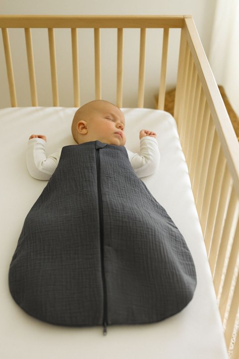 Muślinowy śpiworek dla dzieci zaokrąglony NEWBORN 0-6 mcy TOG 1.0 - antracyt Muślinowy śpiworek dla dzieci zaokrąglony NEWBORN 0-6 mcy TOG 1.0 - antracyt