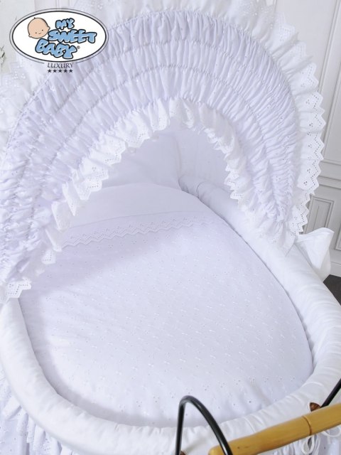 Kosz Mojżesza Retro Charlotte - naturalny + biała haftowana pościel z białą haftowaną koronką Kosz Mojżesza Retro Charlotte - naturalny + biała haftowana pościel z białą haftowaną koronką