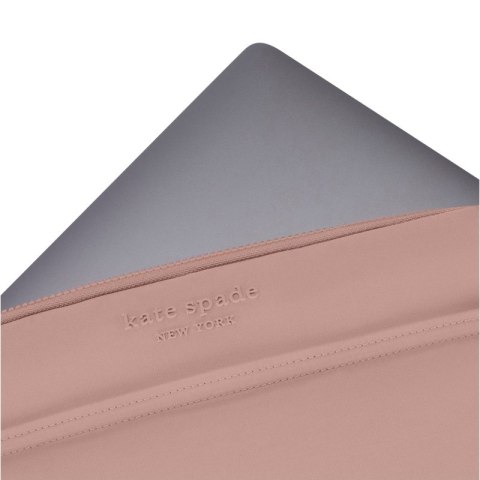 Kate Spade New York Puffer Sleeve - Pokrowiec MacBook Pro 16" / Laptop 16" (Madison Rouge Nylon) Kate Spade New York Puffer Sleeve - Pokrowiec MacBook Pro 16" / Laptop 16" (Madison Rouge Nylon)