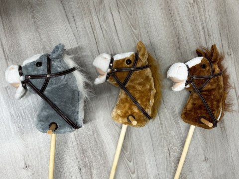 Hobby Horse Koń na patyku Dźwięk galopu i rżenia + ruchomy pysk ZA5442 Hobby Horse Koń na patyku Dźwięk galopu i rżenia + ruchomy pysk ZA5442