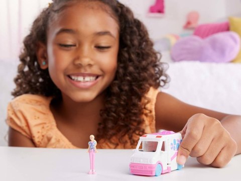 Mattel Mini Barbie Land Lalka lekarka + autko karetka pogotowia ZA6038 D Mattel Mini Barbie Land Lalka lekarka + autko karetka pogotowia ZA6038 D