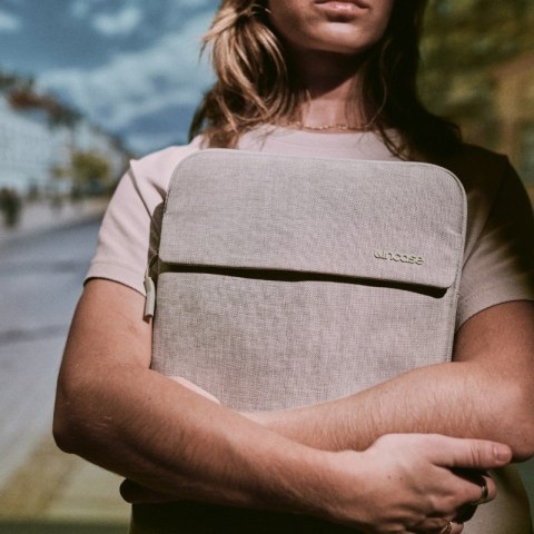 Incase Crosstown Sleeve with Woolenex - Pokrowiec z kieszenią MacBook Pro 16" (M4/M3/M2/M1/2024-2021) (Limestone) Incase Crosstown Sleeve with Woolenex - Pokrowiec z kieszenią MacBook Pro 16" (M4/M3/M2/M1/2024-2021) (Limestone)