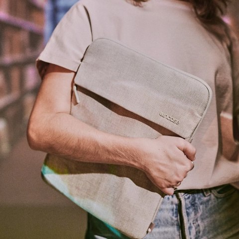 Incase Crosstown Sleeve with Woolenex - Pokrowiec z kieszenią MacBook Pro 16" (M4/M3/M2/M1/2024-2021) (Limestone) Incase Crosstown Sleeve with Woolenex - Pokrowiec z kieszenią MacBook Pro 16" (M4/M3/M2/M1/2024-2021) (Limestone)