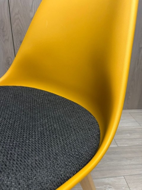 Krzesło skandynawskie MONZA HONEY BLACK FABRIC V Krzesło skandynawskie MONZA HONEY BLACK FABRIC V