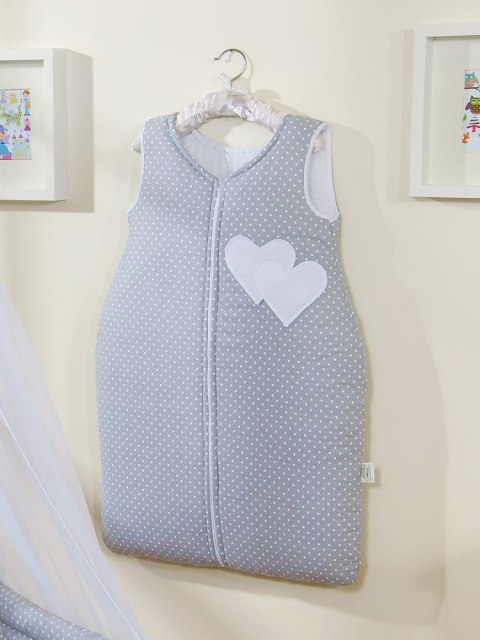 Śpiworek dla dzieci bawełniany M 6-12 mcy TOG 2.5 całoroczny ocieplany Serduszka kropki na szarym Śpiworek dla dzieci bawełniany M 6-12 mcy TOG 2.5 całoroczny ocieplany Serduszka kropki na szarym