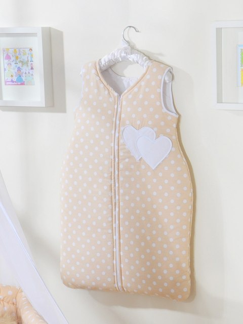 Śpiworek dla dzieci bawełniany M 6-12 mcy TOG 2.5 całoroczny ocieplany serduszka grochy na beżowym Śpiworek dla dzieci bawełniany M 6-12 mcy TOG 2.5 całoroczny ocieplany serduszka grochy na beżowym