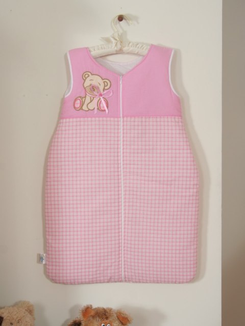 Śpiworek dla dzieci bawełniany M 6-12 mcy TOG 2.5 całoroczny ocieplany Miś z kokardką różowy Śpiworek dla dzieci bawełniany M 6-12 mcy TOG 2.5 całoroczny ocieplany Miś z kokardką różowy