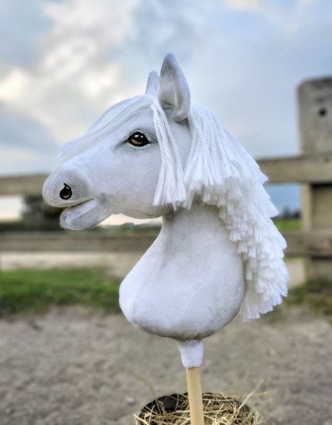 Hobby Horse Duży koń na kiju Premium - biały A3 Hobby Horse Duży koń na kiju Premium - biały A3