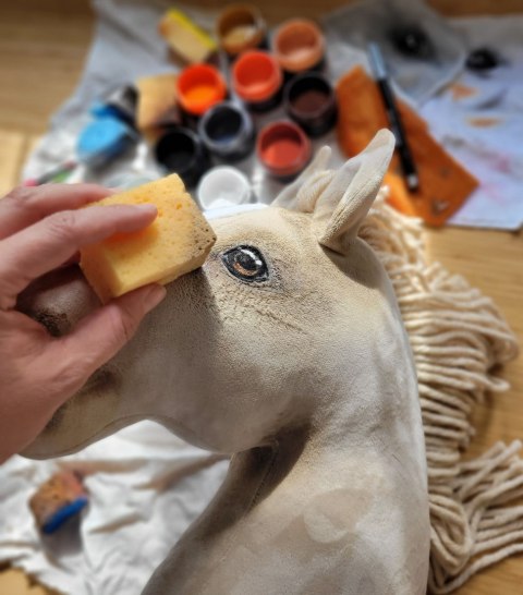 Hobby Horse Duży koń na kiju Premium - cremello A3 Hobby Horse Duży koń na kiju Premium - cremello A3