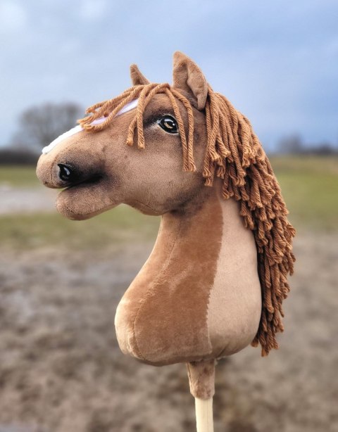 Hobby Horse Duży koń na kiju Premium - jasny kasztan A3 Hobby Horse Duży koń na kiju Premium - jasny kasztan A3
