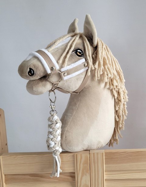 Zestaw do Hobby Horse: kantar A3 z białym futerkiem + uwiąz ze sznurka - biało-beżowy Zestaw do Hobby Horse: kantar A3 z białym futerkiem + uwiąz ze sznurka - biało-beżowy