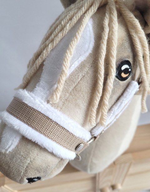 Zestaw do Hobby Horse: kantar A3 z białym futerkiem + uwiąz ze sznurka - biało-beżowy Zestaw do Hobby Horse: kantar A3 z białym futerkiem + uwiąz ze sznurka - biało-beżowy