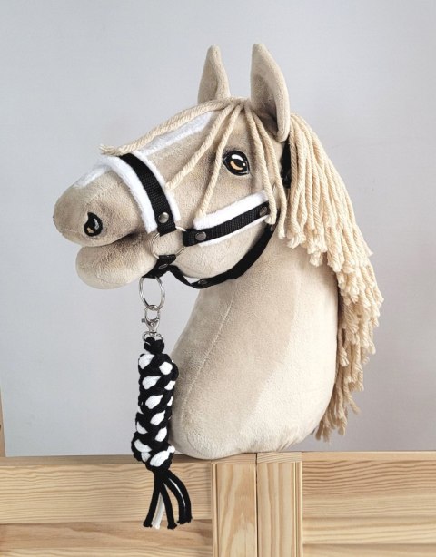 Zestaw do Hobby Horse: kantar A3 z białym futerkiem + uwiąz ze sznurka - biało-czarny Zestaw do Hobby Horse: kantar A3 z białym futerkiem + uwiąz ze sznurka - biało-czarny