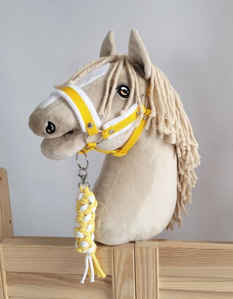 Zestaw do Hobby Horse: kantar A3 z białym futerkiem + uwiąz ze sznurka - biało-żółty Zestaw do Hobby Horse: kantar A3 z białym futerkiem + uwiąz ze sznurka - biało-żółty