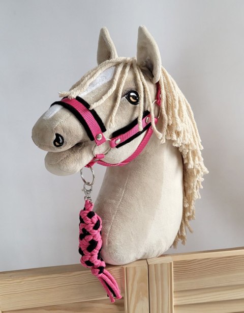 Zestaw do Hobby Horse: kantar A3 z czarnym futerkiem + uwiąz ze sznurka - czarno-ciemnoróżowy Zestaw do Hobby Horse: kantar A3 z czarnym futerkiem + uwiąz ze sznurka - czarno-ciemnoróżowy