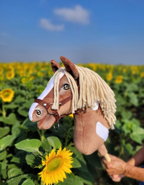 Hobby Horse Duży koń na kiju Premium - western III gniady z jasną grzywą A3 Hobby Horse Duży koń na kiju Premium - western III gniady z jasną grzywą A3