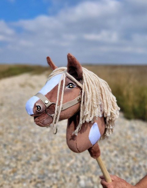 Hobby Horse Mały koń na kiju Premium - western III gniady z jasną grzywą A4 Hobby Horse Mały koń na kiju Premium - western III gniady z jasną grzywą A4