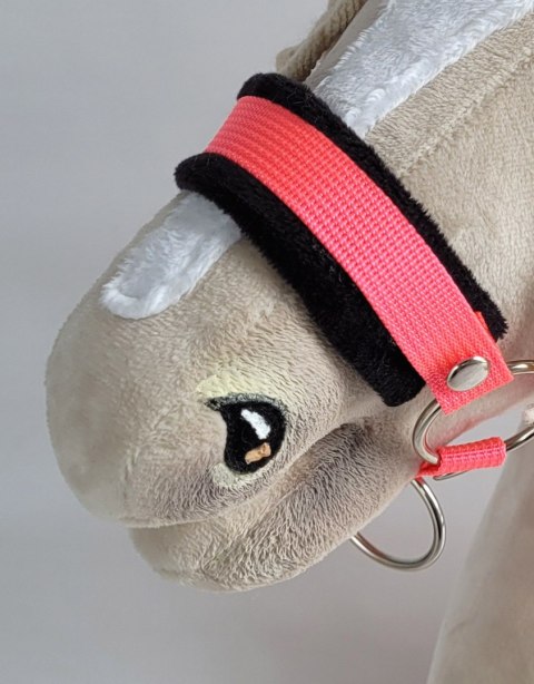 Kantar regulowany dla konia Hobby Horse A3 neon pink czarnym futerkiem Kantar regulowany dla konia Hobby Horse A3 neon pink czarnym futerkiem