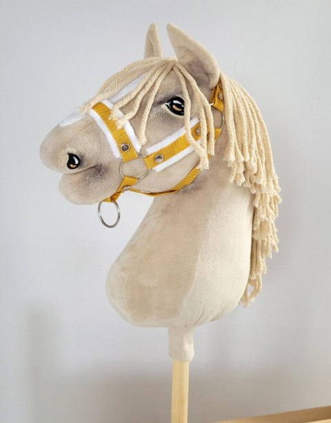 Zestaw do Hobby Horse: kantar A3 z białym futerkiem + uwiąz ze sznurka - biało-musztardowy Zestaw do Hobby Horse: kantar A3 z białym futerkiem + uwiąz ze sznurka - biało-musztardowy